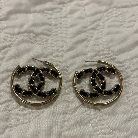 CHANEL Gold and Black Logo Earrings vintage - Picture 1 of 1